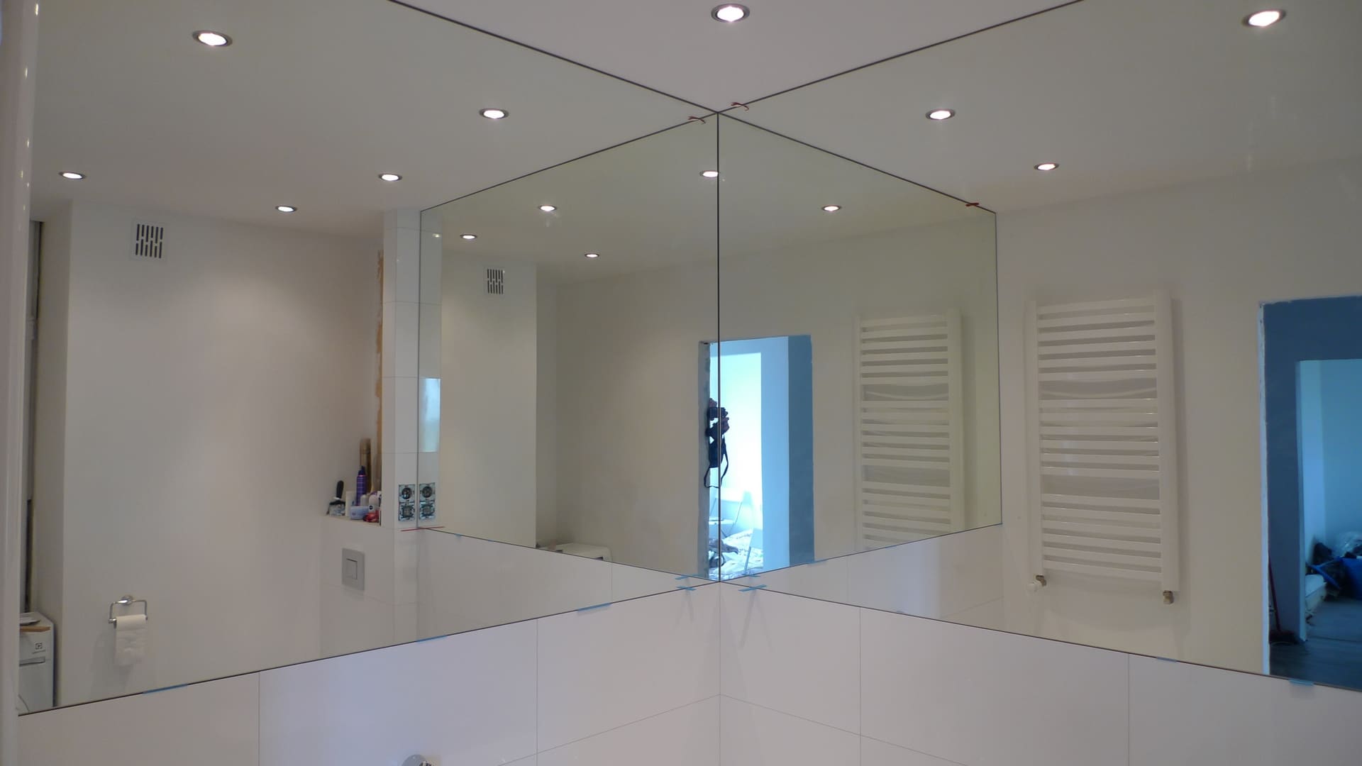 lustro w narożniku łazienki