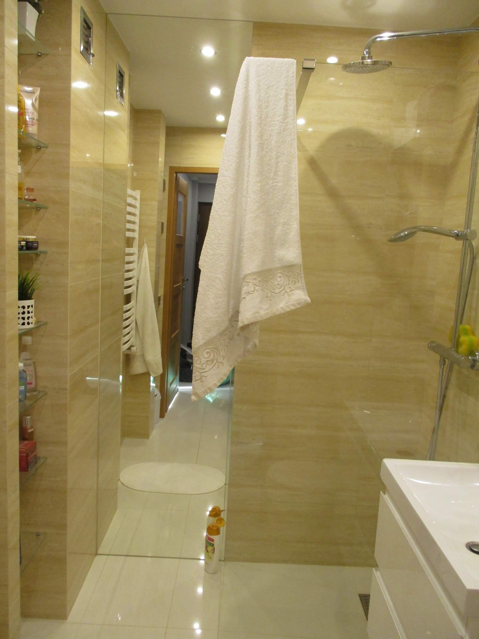 lustro obok kabiny prysznicowej